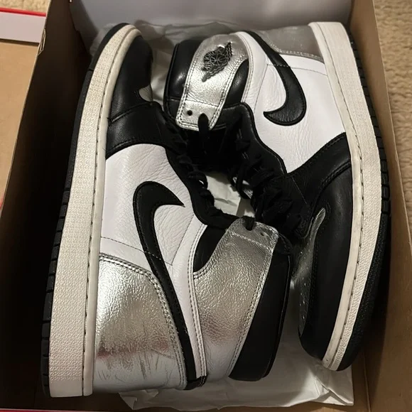 Nike Air Jordan 1 High OG in Red and Black womens - Picture 1 of 8